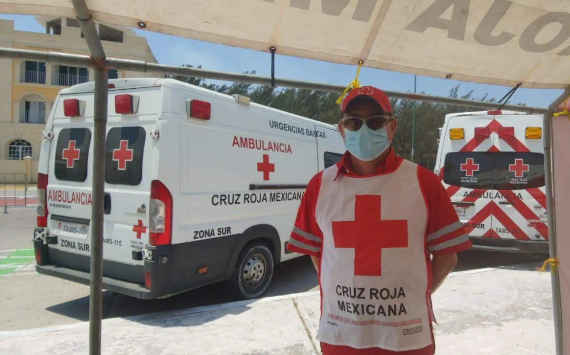 Voluntarios de la Cruz Roja Mexicana en playa Miramar Teresa Macías